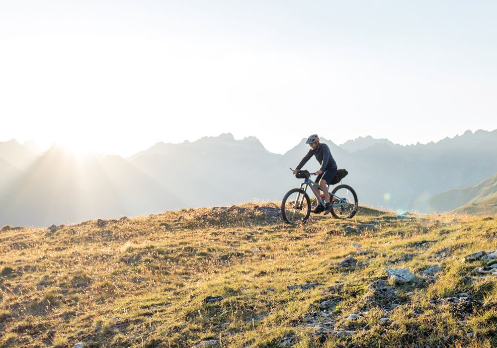 Foto eines Fahrradfahrers auf einem Berg