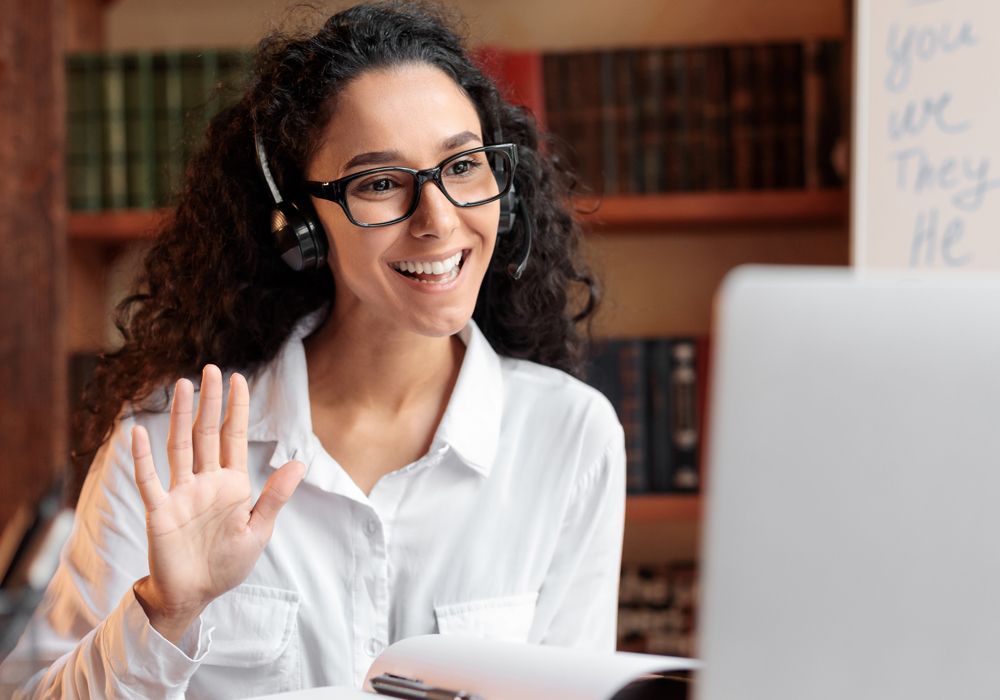 Foto einer Frau mit einem Headset