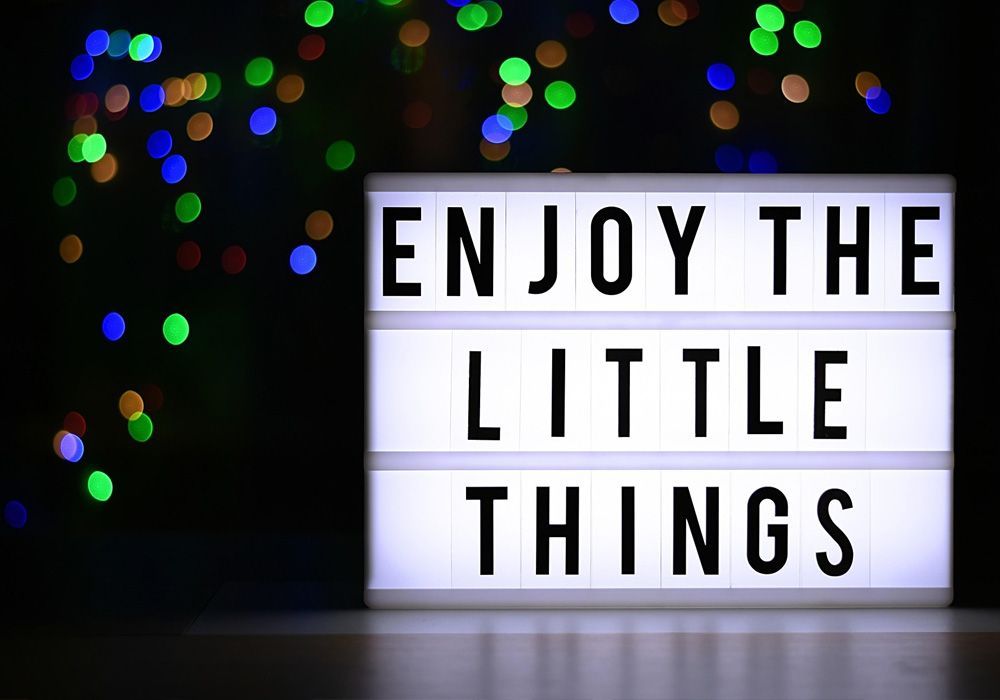 Foto mit Aufschrift "Enjoy the little things"