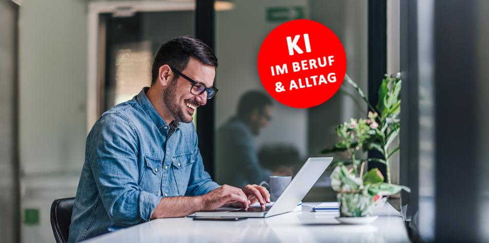Ein Mann mit schwarzen Haaren sitzt an einem Office-schreibtisch, lächelnd vor seinem Laptop, ein roter Runder Button mit 'KI Im Beruf und Alltag' ist rechts neben ihm platziert.
