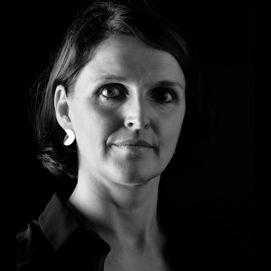 Man sieht Frau Sofia Beilharz, Kunstdozentin, freundlich schauend, das Bild ist schwarz / weiß gehalten.