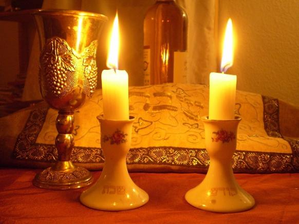 1200px-Shabbat_Candles_Olaf.herfurthx