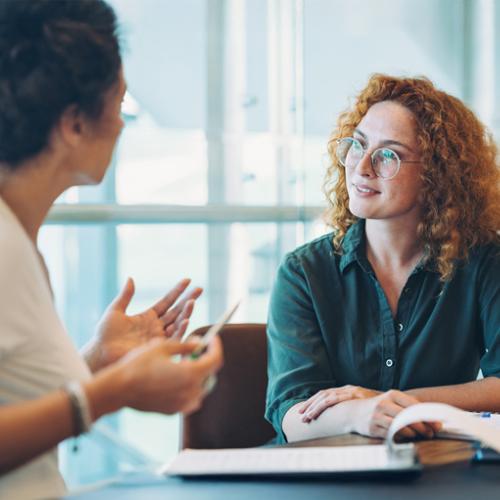 Coaching - Man sieht zwei Frauen die sich intensiv unterhalten (c) istockphoto Coaching - Man sieht zwei Frauen die sich intensiv unterhalten