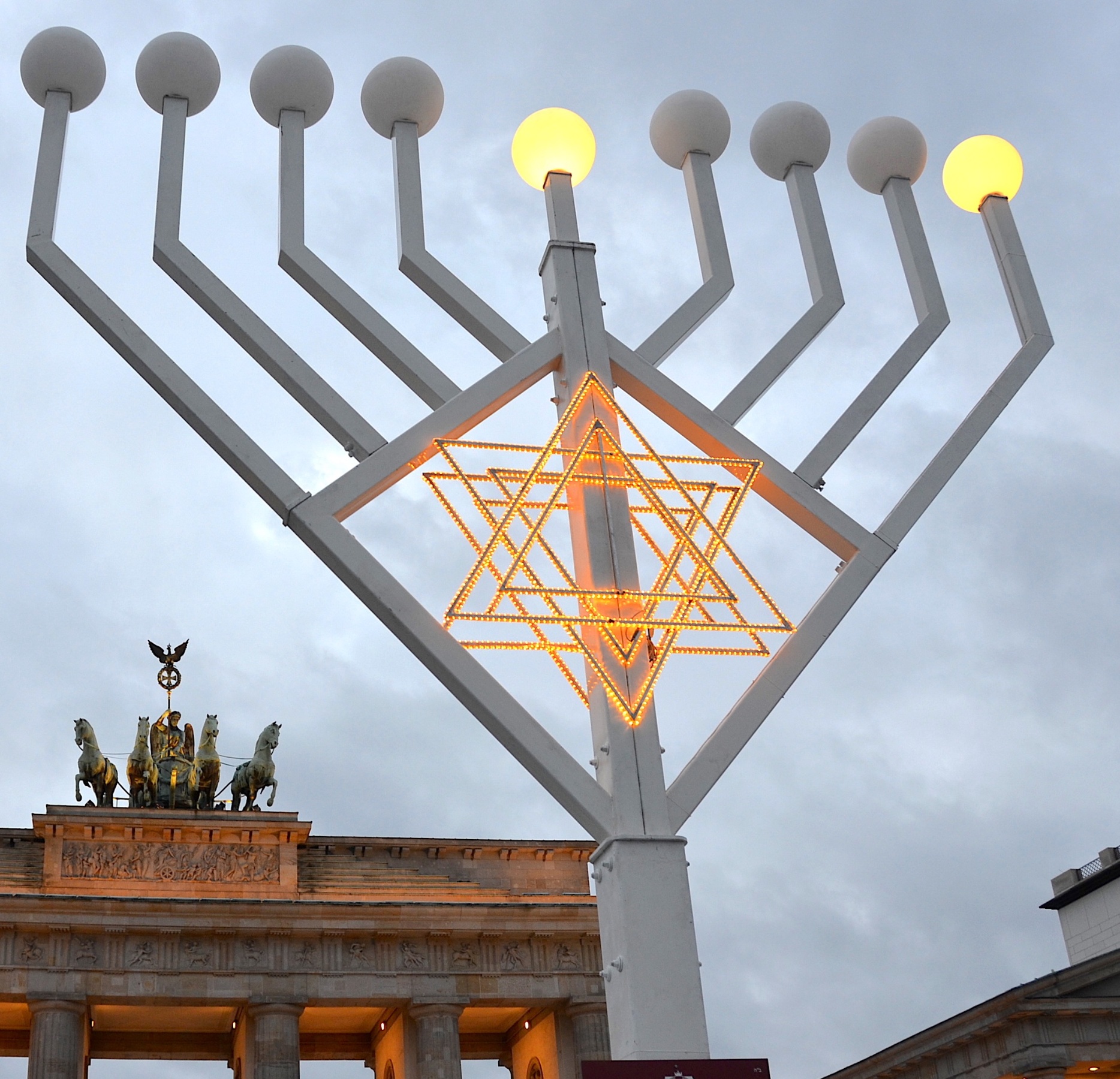 Chanukkah-Leuchter, Brandenburger Tor, Berlin (Auschn), Bild: Olga Ernst, CC BY-SA 4.0
