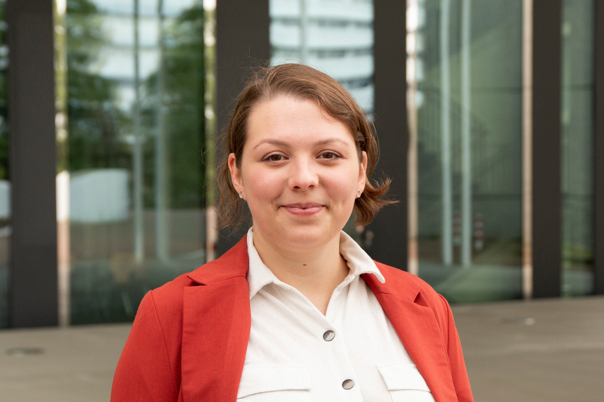 Jana Emontz, eine junge Frau die gerade in die Kamera schaut.