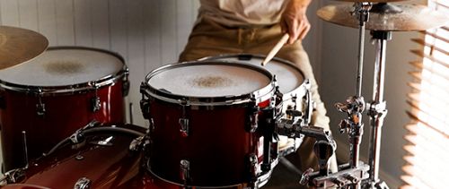 Drums Spieler, ein Anfänger der gerade das Spielen lernt