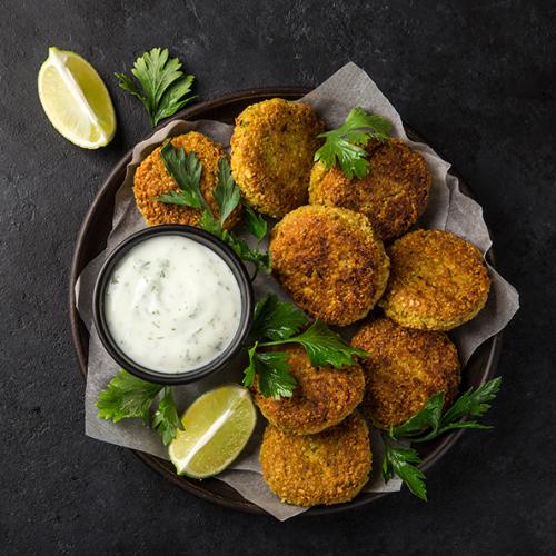 Bild von Falafel-Party - Mehrere Falafel auf einem Teller, dazu eine Zitrone und Quark-Dressing