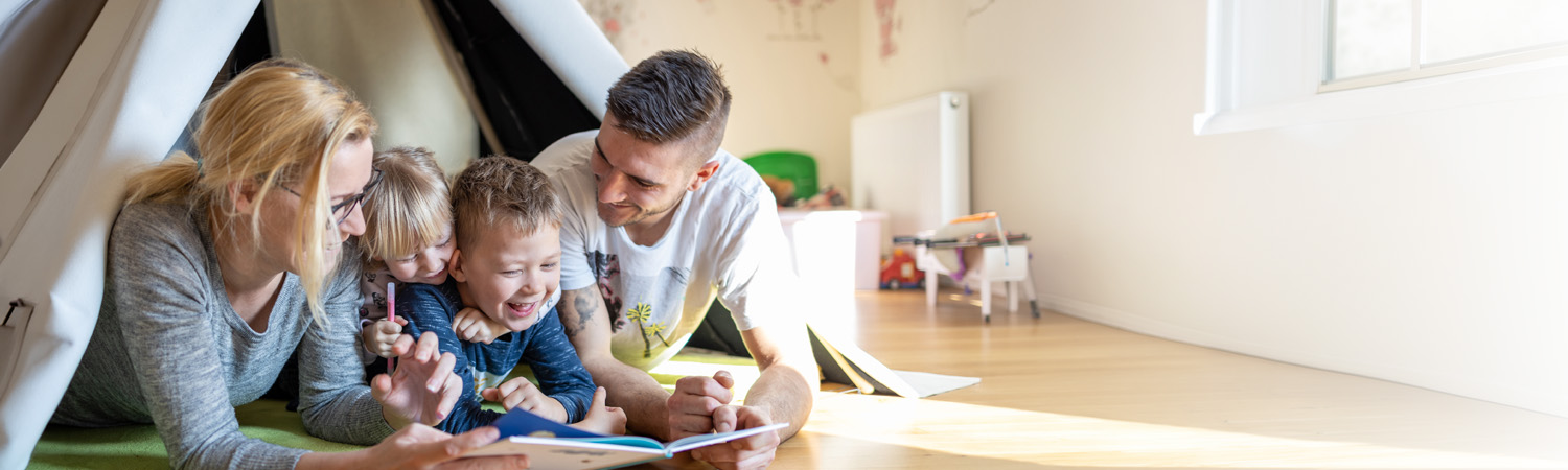 S26_Familie_Wohnzimmer_Kinderbuch.png